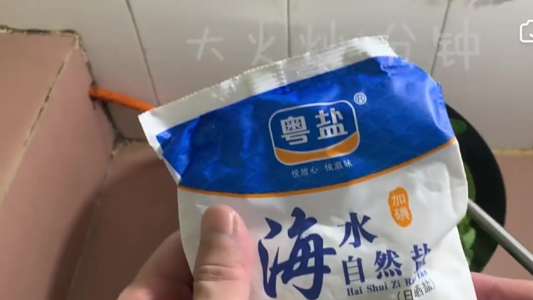 你说炒油麦菜需要厨艺 我是不信的 材料 :油麦菜  蒜头  油  盐  鱼露  鸡精 用量